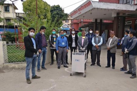 नेपाल इन्जिनियरिङ कलेजको ‘डेलिभरी रोबोट’ अस्पताललाई